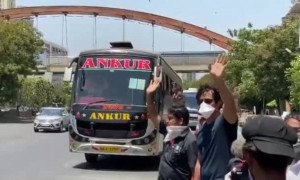 મુંબઈમાં ફસાયેલા પ્રવાસી મજૂરો માટે અભિનેતા સોનું સુડ એ કરી બસની વ્યવસ્થા