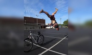 સાઈકલ ચલાવતા ચલાવતા કરતબ બતાવતો માણસ