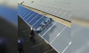 જુઓ આ રીતે સાફ કરવામાં આવે છે મોટી સોલર પેનલો