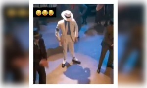 માઈકલ જેક્શનની નકલ કરતો વ્યક્તિ