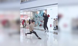 એરપોર્ટ પર કરતબ બતાવતા યુવાનો