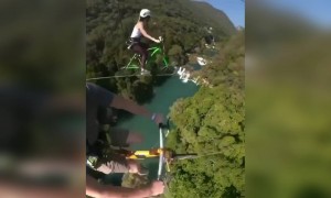 હજારો ફૂટની ઊંચાઈએ ખતરનાક સાઇકલ સ્ટંટ...