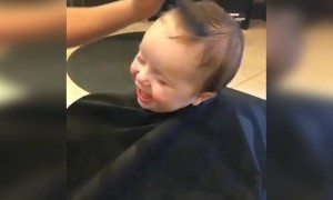 ખડખડાટ હસતું ક્યૂટ બાળક.