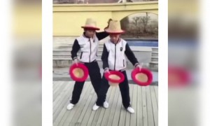 ટોપીથી કરામતો કરતા યુવાનો