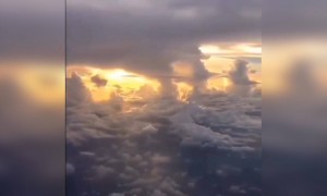 ફ્લાઇટ માંથી ઉતારેલો વાદળાંઓનો મનમોહક વિડિઓ