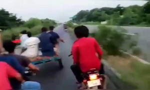 ભેંશ ઉપર અત્યાચાર કરી રહેલા લોકોને ભેશે ચખાડી માજા