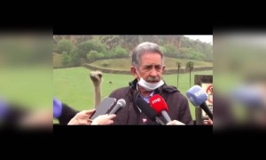 સ્પેનિસ નેતાની પ્રેસ કૉન્ફરન્સમાં આવ્યા અણધાર્યા મહેમાન