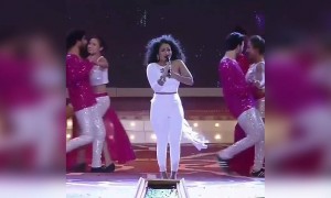 નેહા કક્કરનું સ્ટેજ પર્ફોમન્સ મેં તેનું સમજાવા