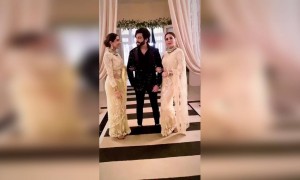 એક બજાયે તાલિ