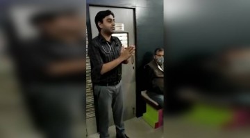 કોરોના વિષે જાગરૂકતા ફેલાવતા આ ડોક્ટરને જુઓ, ખરેખર દેશને અત્યારે આવા વ્યક્તિઓની જરૂર છે