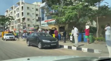 બેંગ્લોરમાં દારૂની દુકાન બહાર જોવા મળી લાંબી લાઈનો